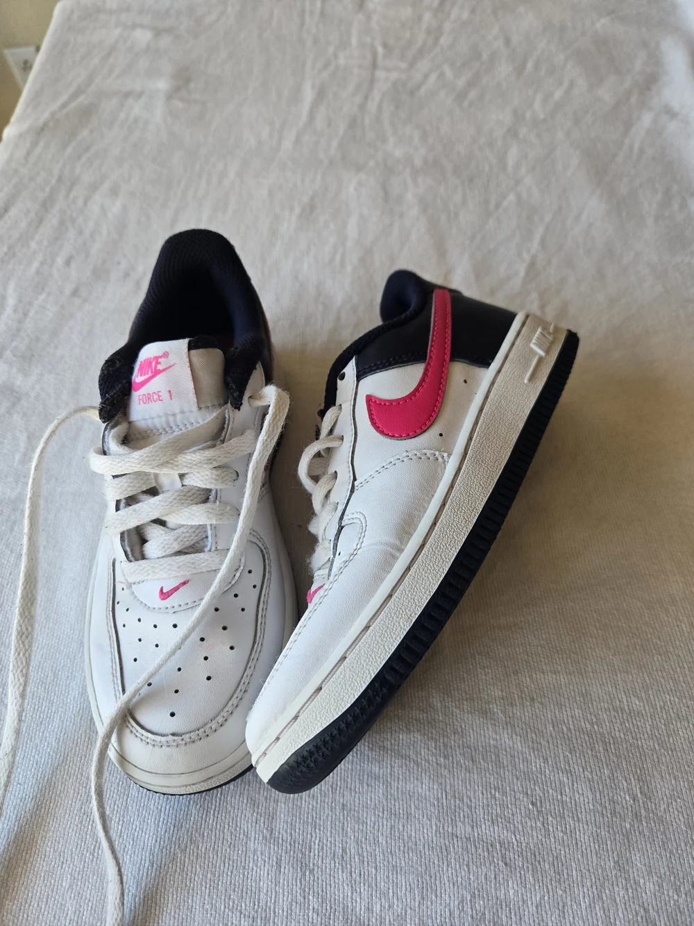 Nike Kids' Force 1 Low Top Sneakers in White/Pink